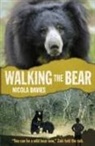 Nicola Davies, Annabel Wright - Walking the Bear