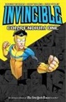 Ken Akamatsu, Robert Kirkman, Ryan Ottley, Robert Kirkman, Hosana Tanaka, Cory Walker... - Invincible Compendium Volume 1