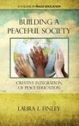 Laura L. Finley - Building a Peaceful Society - Creative Integration of Peace Education (Hc)