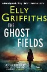 Elly Griffiths - The Ghost Fields