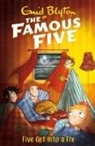Enid Blyton - Famous Five: Five Get Into A Fix