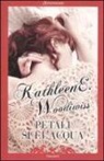 Kathleen E. Woodiwiss - Petali sull'acqua. Un'avventura del cuore e dei sensi tra la verde Irlanda e lo sconfinato nuovo mondo