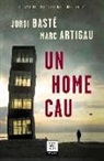 Un home cau