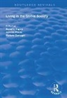 Luigi Abete, Adebayo Adedeji, Wilhelm Albeda, Louis Baeck, Tancredi Bianchi, Michel Camdessus... - Living in the Global Society