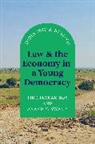 Tirthankar Roy, Tirthankar Swamy Roy, Roy Tirthankar, Anand V Swamy, Anand V. Swamy, Swamy Anand V. - Law and the Economy in a Young Democracy