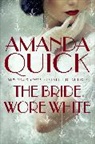 AMANDA QUICK, Amanda Quick - The Bride Wore White