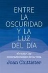 Joan Chittister - Entre la oscuridad y la luz del día : abrazar las contradicciones de la vida