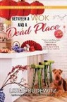 Leslie Budewitz - Between a Wok and a Dead Place