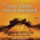Leonard Pitts, Bill Andrew Quinn - The Last Thing You Surrender Lib/E: A Novel of WWII (Audiolibro)