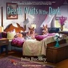 Julia Buckley, Ann Marie Lee - Death Waits in the Dark Lib/E (Audio book)