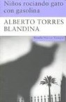 Alberto Torres Blandina - Niños rociando gato con gasolina