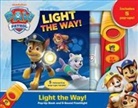 Pi Kids, Harry Moore, Fabrizio Petrossi - Nickelodeon PAW Patrol: Light the Way! Play-a-Sound Book and 5-Sound Flashlight