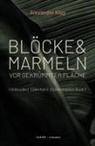 Alexander Kluy - Blöcke und Marmeln vor gekrümmter Fläche