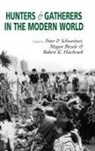 Megan Biesele, Megan Hitchcock Biesele, Robert K. Hitchcock, Peter P. Schweitzer, Megan Biesele, Robert H. Hitchcock... - Hunters and Gatherers in the Modern World